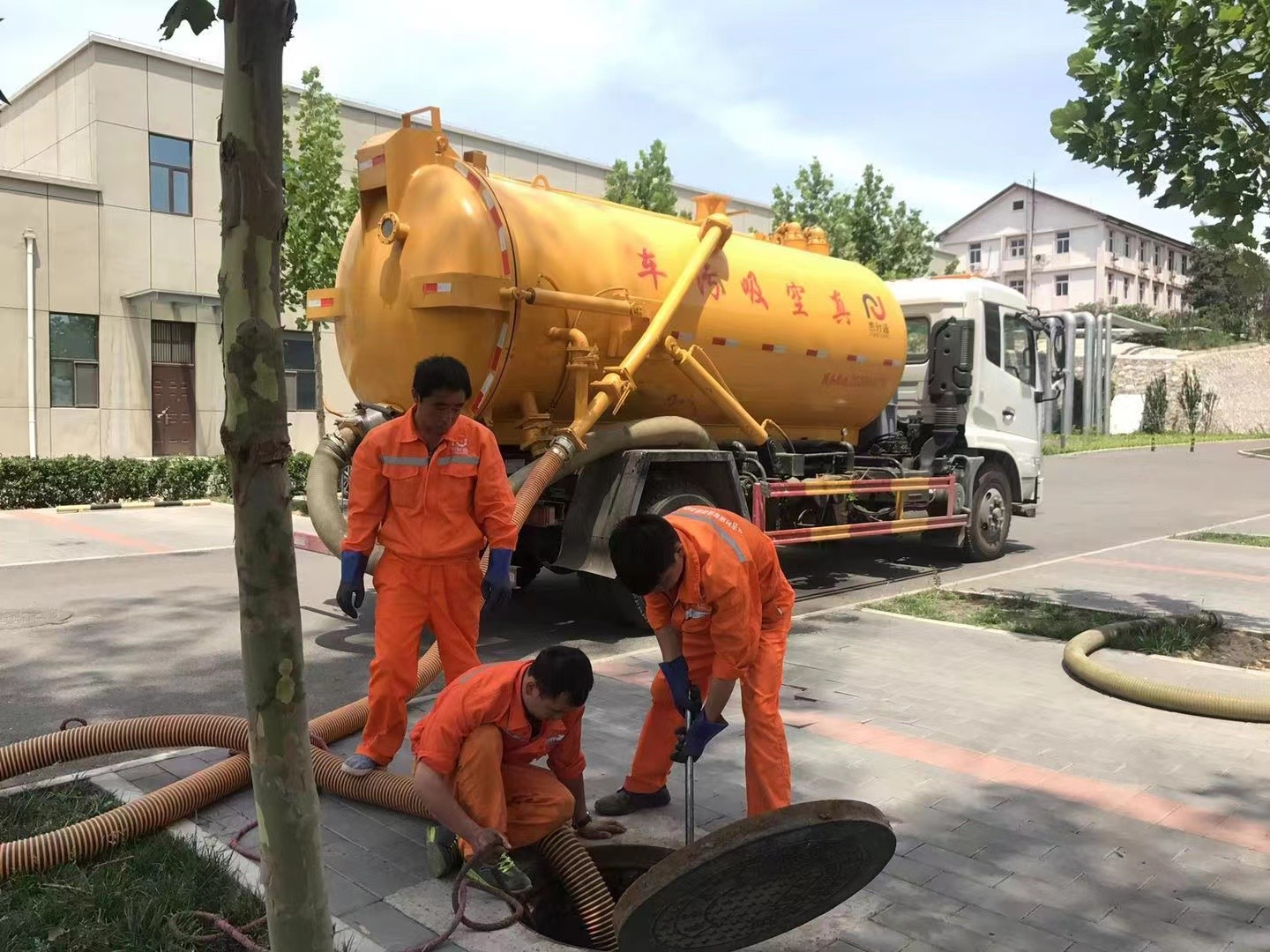 广德管道疏通车停在窨井附近